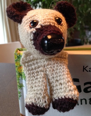Heute habe ich mein Lesezeichen-Bär fertig montiert. Da in der Anleitung alles super erklärt ist, war der kleine Schelm schnell fertig. Jetzt kommt erst mal eine Strick- und Häkelpause, denn ich muss jetzt lesen. 