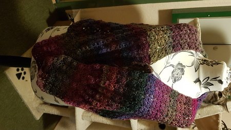 Häkeltuch, Häkelstola, Häkelschal, Schultertuch mit Häkelrose und Bändern, sehr gut geeignet auch für Anfänger