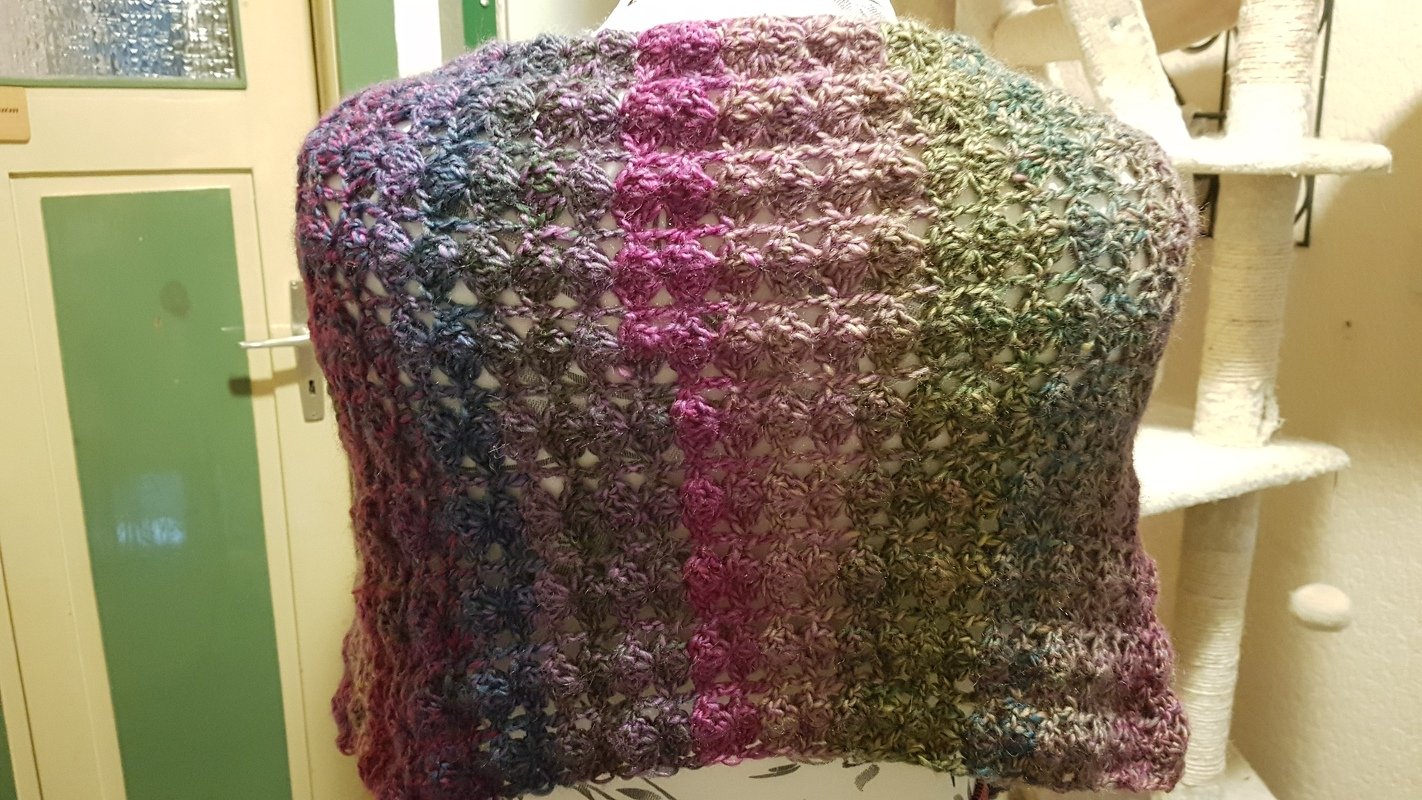 Häkeltuch, Häkelstola, Häkelschal, Schultertuch mit Häkelrose und Bändern, sehr gut geeignet auch für Anfänger