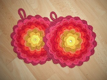 passend zu meiner roten Hochglanzküche diese wunderschöne Topflappen, nach einer tollen Anleitung, gearbeitet! Wolle Catania von Schachenmayer und 2,5er Nadel... DANKE!