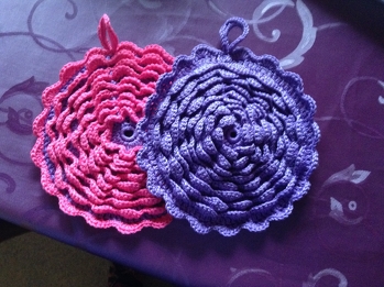 Tolle Anleitung, sehr gut beschrieben und leicht zu verstehen. Werde bestimmt noch mehr Topflappen häkeln und verschenken, sehen super aus. Die nächsten möchte ich kunterbunt häkeln. Hat sehr viel Spaß gemacht und sind schnell gehäkelt. Vielen Dank für die tolle Anleitung.