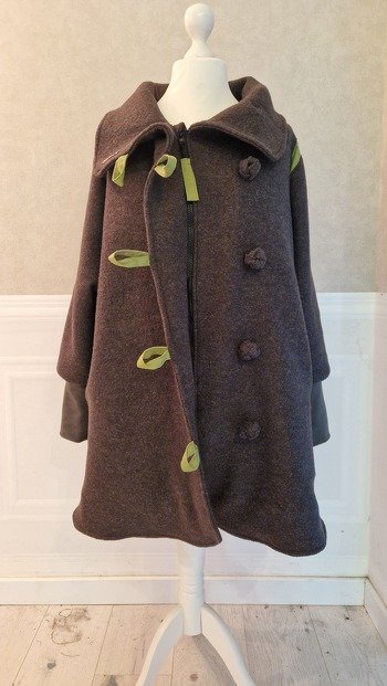 Eine tolle Jacke! Ich liebe sie und aus Walkstoff ist sie bei mir ein steter Begleiter den ganzen Herbst über. Ich habe jedoch 2 Änderungen vorgenommen. Die Wendeöffnung befindet sich bei mir im Saum am hinteren Rücken (zwischen Datum und Beleg). Gleichzeitig habe ich einen versteckten RV eingenäht, damit er auch bei Wind schön dicht hält!