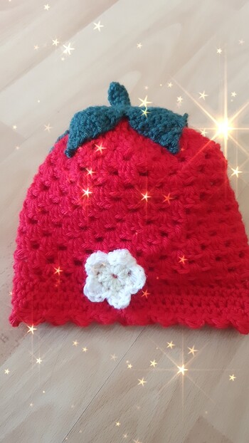 Das ist meine  Interpretation der Erdbeere. Sie wurde passend zu einer Jacke gehäkelt. Mit der Anleitung bin ich gut zurecht gekommen.  Die Mütze wurde  in Merino , mit  Häkelnadel Gr. 3,5 gearbeitet.  Die Größe konnte prima angepasst werden und wird mit Begeisterung getragen.