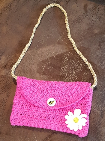 Das Muster der Tasche ist wirklich sehr schön! Beim Häkeln habe ich zwar manchmal geflucht (dünne Häkelnadel, festes Häkeln, Aufpassen, dass man sich nicht verzählt), aber als ich fertig war, war ich stolz wie Oskar! Und die beschenkte junge Dame auch. Vielen Dank für die tolle Anleitung!