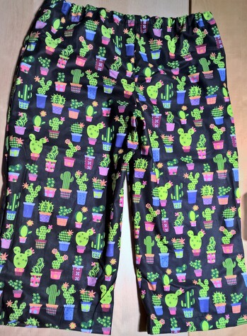 Das war super! Tolle Anleitung, da hab ich tatsächlich die Bermudas für meinen jungen Kakteenfreund fertiggestellt, sogar mit Eingrifftaschen. Vor denen hatte ich richtig Angst, aber dank der ausführlichen bebilderten Anleitung war es ganz leicht. Wieder ein Weihnachtsgeschenk fertig...