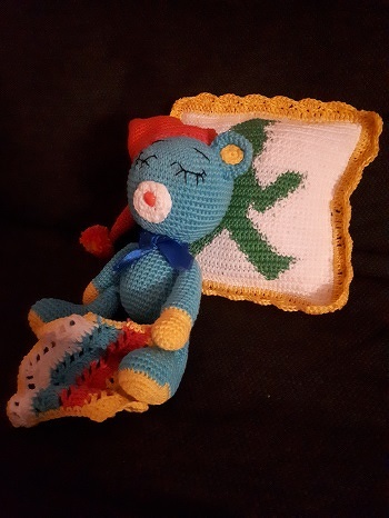 Eigentlich ist die AL für Topflappen, aber ich habe kurzerhand ein kleines Deko-Kissen daraus gemacht. Beide Teile zusammengehäkelt (Nd Nr. 2), gelbe Borte drum und mit Bastelwatte etwas gefüllt. Man könnte noch ein Aufhängsel dranhäkeln.
Aber dem Teddy gefällts.
Dankeschön für die AL mit Bildschema.