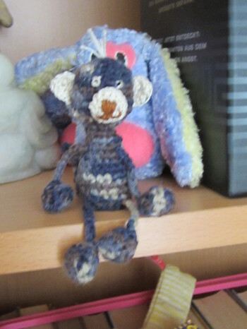 Anleitung ist spitze - war eigentlich leicht zu häkeln - bei den kleineren Teilen schon etwas fudelig. Ich habe auch noch einen Frosch gemacht, aber der ist schon ausser Haus seit Muttertag.