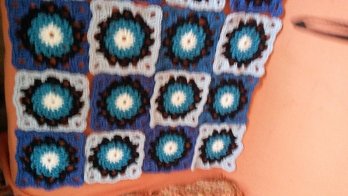 Habe in meinem Wollkorb gestöbert und mit Cotton Mix von Lana Grossa nach Nataijas Häkelschrift gearbeitet.
Bin noch lange nicht fertig - aber hier schon einmal ein paar Eindrücke...
Die Teile liegen noch lose aneinander, habe aber schon alle Fäden verstopft (!) damit ich zum Schluss nicht
diese "viele Arbeit" Fädenverstopfen tun muss... ;)