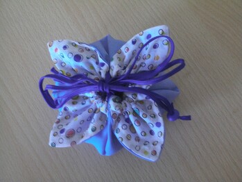 Den Blumenbeutel könnte man wunderbar zu der Anleitung nacharbeiten, danke.