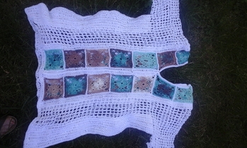 Das ist meine Tunika " Für Groß und Klein "nach der Anleitung von Nicole Malchow.Hat sehr viel Spaß gemacht und wurde an einem Wochenende fertig gehäkelt.Wird nicht meine letzte Tunika gewesen sein.Häkle sie noch in anderen Farben.