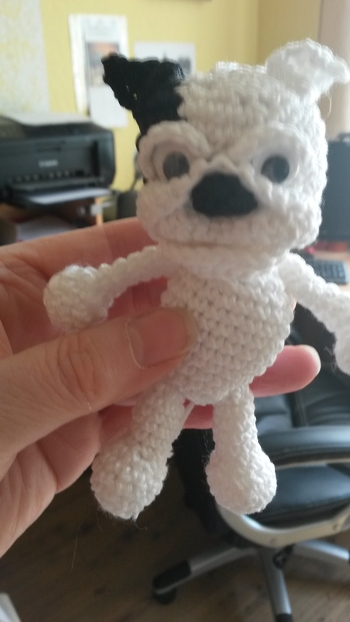 Ich habe eine andere Farbe gewählt, weil er aussehen sollte wie der Hund meine Tochter. Denke, dass er ganz gut gelungen ist. Habe kleine Knöpfe aufgenäht und Wackelaugen d´raufgeklebt.
Hoffe, dass meine Ausführung auch gefällt.
Es hat mir jedenfalls riesigen Spaß gemacht nach dieser toll aufgemachten Anleitung zu arbeiten.
Vielen Dank
sagt
Hannelore.