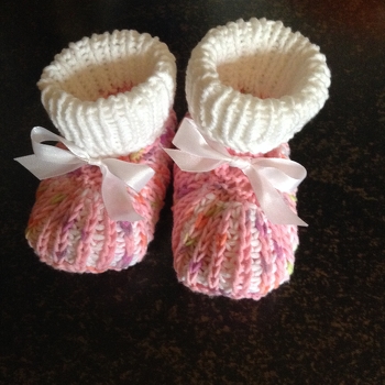 Super Anleitung und das Ergebis einfach toll. Hat Spaß gemacht diese Booties nachzustricken, die Babymama wird begeistert sein. Vielen lieben Dank für die tolle Anleitung.