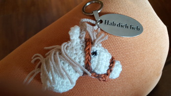 puh  - geschafft ! war ganz schön friemelig und ich bin mit meinem Ergebnis auch nicht so ganz zufrieden, aber meine kleine Reiterin wird sich wohl trotzdem freuen.