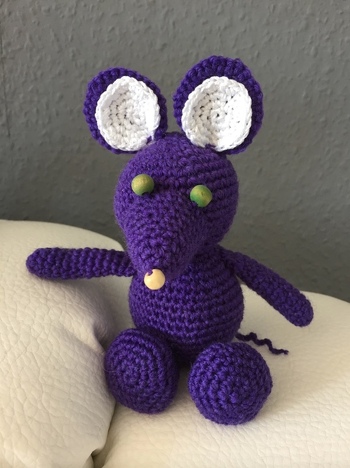Bei mir heißt sie Mister Maus und das häkeln nach der Anleitung hat gut geklappt.