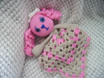 Schmusetücher habe ich schon viele gehäkelt. Hier eins mit Hase