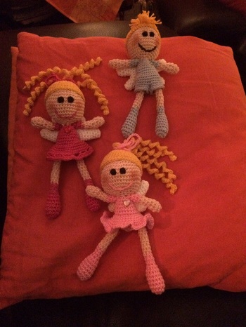 Hallo, wie du siehst habe ich noch einen Buben-Engel daraus gefertigt. Ich habe diese Engel mehrfach verschenkt. Mit verschiedenen Haarfarben, auf die jeweils zu Beschenkenden abgestimmt. Es war sehr schön zu beobachten, wie diese Engel " Freude" auf die Gesichter zauberte.
Sie sind sehr gut nachzuarbeiten. Die Haare brauchen mit den Schillerlocken etwas Zeit. Aber der Spaß und die Freude zählen.
Vielen Dank hierfür.
Lieben Gruß
Sabine