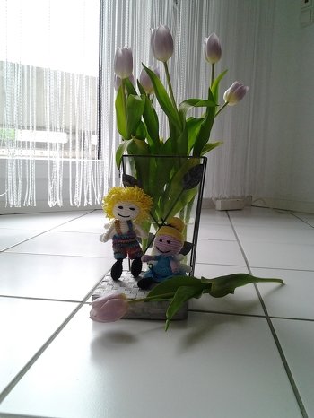 Ich habe nach der Anleitung nun schon einige Schutzengelchen gehäkelt und hatte immer sehr viel Spaß dabei.  Für eine Hochzeit habe ich für die Braut ein Mädchen-Schutzengel gekäkelt und eigens für den Bräutigam einen Jungen-Schutzengel kreiert. Die Engelchen mögen das Brautpaar und Ihre Liebe zueinander beschützen.