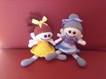 Anleitung ist super. Habe schon meine ganze Familie und Arbeitskollegen mit den schönen Schutzengelchen ausgestattet.
Habe momentan nur die zwei für ein Foto.
Wünsche noch Frohe Ostern
Mache weitersoll.