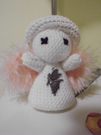 Ich kann leider noch kein Foto hochladen aber ich habe schon ein anderes Engelchen gehäkelt, was als Schutzengelchen in unserem neuen Auto hängen darf und alle Insassen beschützen wird. Die Engelmädis werde ich noch machen und dann die ganze süße, kleine Engelbande ins Auto hängen. Da wir auf Teneriffa leben, werden die Engelchen jede Fahrt genießen und sie werden mit Sicherheit auch oft bewundert werden. Sind ja auch alle sooooooo süß <3