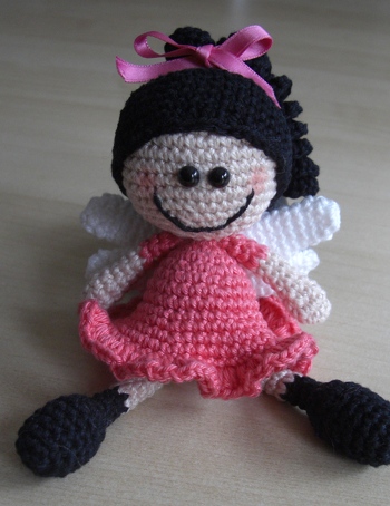 Eigentlich bin ich ja eher eine Strickbegeisterte - aber es hat mir unglaublich viel Spaß gemacht, dieses Engelchen zu häkeln :-)) Es ist ein Geschenk für die kleine Tochter einer lieben Kollegin und möge sie als "Schutzengelchen begleiten.