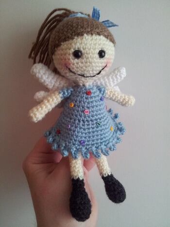Das ist bereits das zweite Engelchen was ich gehäkelt habe.
Ich komm sonst mit deutschen Anleitungen nicht so gut klar, lieber sind mir englische. Aber die Anleitungen von den Engelchen ist super geschrieben, ich denke jeder Häkelanfänger kommt bestimmt damit auch super klar!