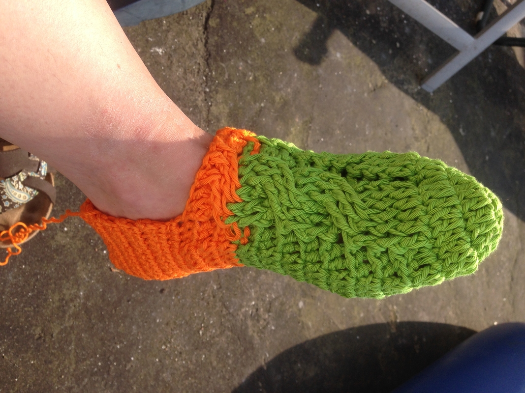 Günstige Häkelanleitung: Halbsocken mit Zopfmuster