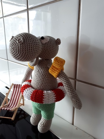 hier ist mein Nils. Super Anleitung. Hat großen Spaß gemacht. Dankeschön.
Habe den Schwimmring etwas abgeändert, und im geraden Stück gehäkelt mit hStb und dann zusammengenäht und gestopft, da die Füllwatte so sehr durchschien. gehäkelt mit 1,75er Nadel.