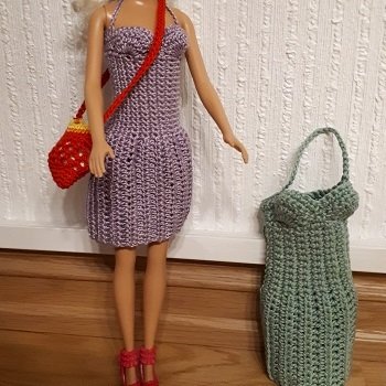 Barbie hat ein neues Corsagenkleid bekommen, dank der tollen AL von Ina.
Mit der angegebenen Wolle und Nadel wurde das Grüne etwas grobmaschiger als das lila Kleid, gehäkelt mit 1,75 Nd und feines Garn, da habe ich die Ms angepasst.
Hier das Ergebnis