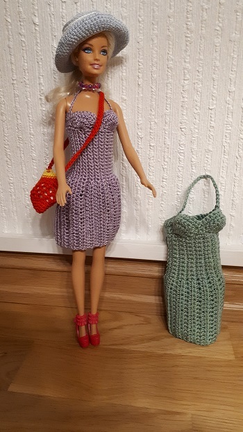 Barbie hat ein neues Corsagenkleid bekommen, dank der tollen AL von Ina.
Mit der angegebenen Wolle und Nadel wurde das Grüne etwas grobmaschiger als das lila Kleid, gehäkelt mit 1,75 Nd und feines Garn, da habe ich die Ms angepasst.
Hier das Ergebnis