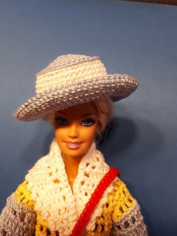 So Barbies neuer Hut ist ausgehfertig.
Hat prima geklappt nach Inas Anleitung, in Bildern und Text. Hat Spaß gemacht. Gerne wieder. Die Sachen sehen alle so umwerfend aus.