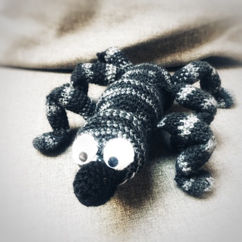 Kleine Modifikation: mein Spidy ist haarlos und trägt Kulleraugen... - Halloween kann kommen!