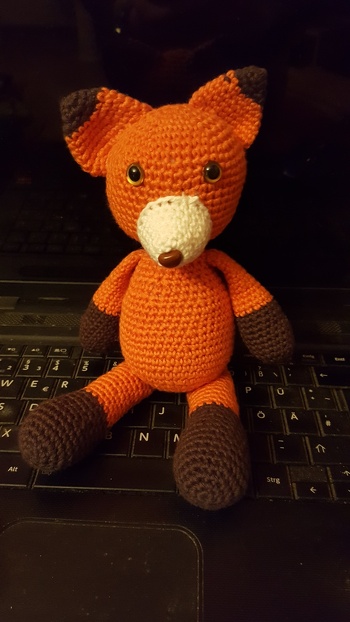 Ich habe dieses Füchslein für eine Freundin gehäkelt, da sie Füchse mag. Einfache aber verständliche Anleitung, ging schnell von der Hand.