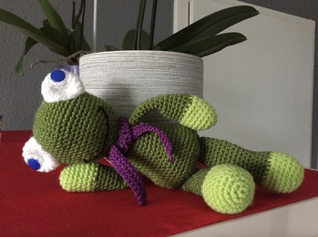 Dank TanteMella ist auch dieser kleine Kerl bei uns eingezogen. Die Anleitung ist sehr gut geschrieben. Für die Augen habe ich diesmal Kam Snaps verwendet.