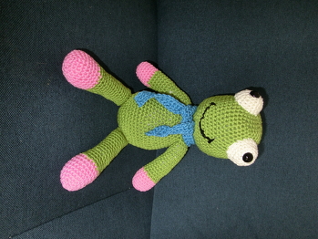 Vielen Dank für diese Anleitung! Hab seit über 20 Jahren wieder zu häkeln begonnen und mit diesen Frosch mein erstes Häkeltier überhaupt versucht. Diese Anleitung ist wirklich toll und auch für völlige Anfänger geeignet! :-)
