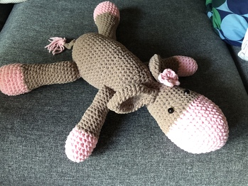 Hab das Eselchen für meine 2jährige Tochter gemacht. Sie war begeistert und liebt ihn.😊 da es keine Anleitung für die Blume gibt, habe ich mich selber dran versucht und bin recht zufrieden 😊