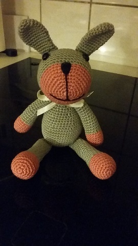das Häschen hat sich super nach der tollen AL häkeln lassen. Die Bilder hab ich noch schnell abends geknipst, daher sind sie etwas dunkel. Denn Hasi hat schon ein neues Zuhause gefunden.