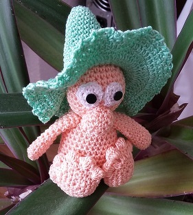 hier ist die Mini-Version. Hat richtig Spaß gemacht nach der super AL.
Ich habe hier Filet-Häkelgarn verwendet, somit ist dieses kleine Kerlchen noch süßer geworden, ca 7 cm.
Die Hut-Spitze habe ich von einer anderen AL abgewandelt, die Hutkrempe nach Original-AL. Sieht irgendwie lustiger aus.