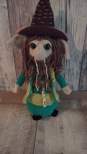 Hallo hab zwar die Anleitung letztes Jahr bereits gekauft, habe aber jetzt erst die Muse gefunden für dieses tolle Projekt :-) .
Die Wolle entspricht zwar nicht hier den Angaben, aber ich denke, dass mir der kleine Waldmann trotzdem gelungen ist ( kleines Manko - bei den Ohren bin ich versehentlich bei der großen Anleitung gelandet ).
Und für das, dass ich eine mittlere Anfängerin bin, finde ich die Anleitung(en) echt super beschrieben, also nochmals vielen vielen Dank an die Autorin :-)