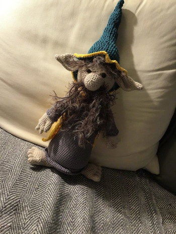 Wie schon in der Bewertung geschrieben, es gibt kleine Fehler in der Anleitung und manchmal geht man davon aus, das man sehr geübte Häkler hat und lässt Beschreibungen und Erklärungen einfach weg.
Vor allem bei Händen und Füßen