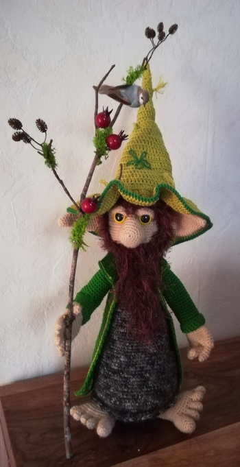 Ich habe meinem Waldmann einen Mantel, statt der Weste gehäkelt und ihm einen Wanderstab gegeben. Es hat mir sehr viel Spaß gemacht.