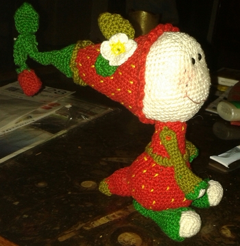 ich finde den Erdbeertopfi einfach super, die Anleitung war sehr gut verständlich, nur die Rüschen haben mit etwas Probleme bereitet, habe dann einfach meine eigenen Rüschen gehäkelt,
ich hoffe euch gefällt mein Erdbeertropfi auch