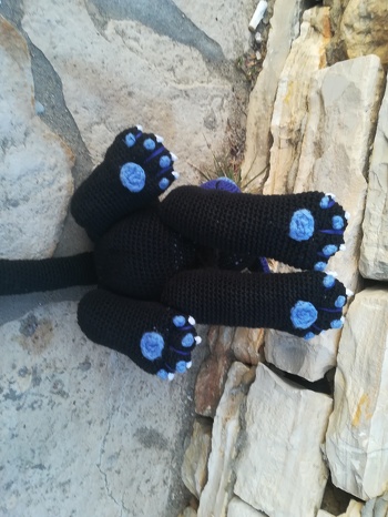 Vielen Dank für die tolle Anleitung. Habe es mit einigen Änderungen gehäkelt. Habe nur die 2,5 Nadel verwendet nach Wollstärke und desshalb ist der Körper etwas kürzer geworden aber immer noch schön.