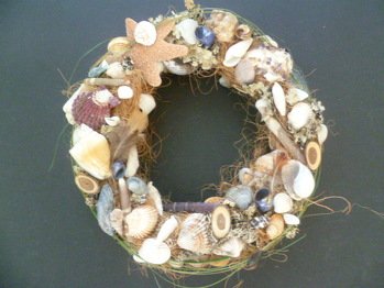 Muschelkranz
Strohkranz verschiedene Muscheln und Schneckenhäuser getrocknete Gräser Kokosfaser Holzscheiben Federn
zuerst die Kokosfaser auf den Strohkranz kleben dann die verschiedenen Muscheln und Schneckenhäuser dazwischen die Federn zum Schluß die Gräser um den Kranz legen und stellenweise mit Heißkleber befestigen