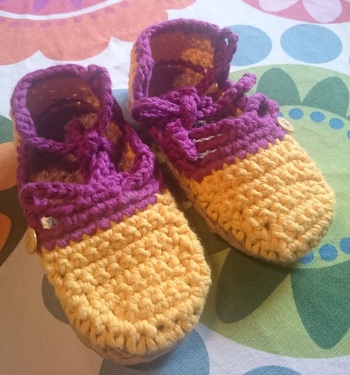 Größe 23/24. Meine Tochter findet die klasse; Sohle wurde mit Flüssiglatex bearbeitet.