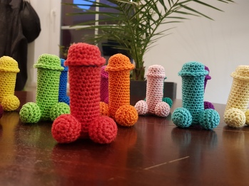 Man kann die Penisse auch in allen möglichen Farben häkeln. Dann sieht jeder direkt, wem welcher Penis gehört :)