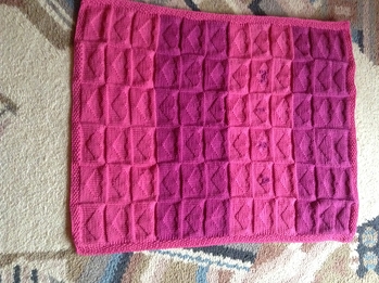Ganz viele Herzchen für die kleine Mira. Es hat mir sehr viel Spaß gemacht die Babydecke zu stricken und es war ganz einfach sie etwas größer zu stricken, Dank der super tollen und einfachen Anleitung. Ich habe noch Buchstaben gehäkelt und den Namen aufgenäht. Kann diese Babydecke nur empfehlen, für mich ist es die schönste Babydecke der Welt. Vielen Dank.