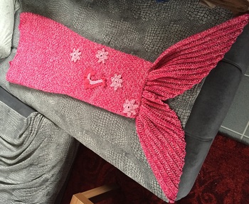 Hallo :)
deine Anleitung war super. Habe zwei Decken für mein Patenkind und ihre Schwester zum Geburtstag gemacht (eine rosa & eine blau), ich bin so gespannt wie es den beiden gefällt. Zur Ansicht mal die rosa Decke, da die blaue noch nicht fertig bestickt ist...
Es hat sehr viel Spaß gemacht die Decken zu häckel und es ging erstanlicherweise sehr schnell :)
Top beschriebene Anleitung und durch die Größenangaben einfach nachzuvollziehen auch mit anderer Wolle.
Danke dafür.
LG Sandra