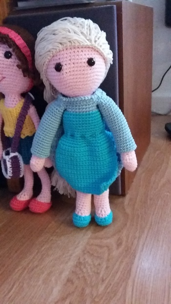 hier ist meine Elsa. Hat so einen Spaß gemacht nach dieser AL zu häkeln, alles super erklärt.
Nur die Fummelei mit den Haaren einknüpfen dauert immer. Ich habe normale Bw-Fäden eingeknüpft ohne Locken.
Anna ist demnächst in Arbeit.