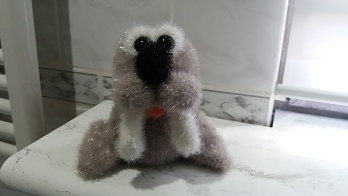 Tolle Anleitung, ich habe anstatt brauner Wolle silberfarbene Schwammwolle verwendet. Das Ergebnis ist super geworden - seht selbst
Habe ihn Bob getauft, er schmückt unser Badezimmer und ist ein echter Blickfang.