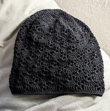 Etwas verlängert, da mein Schwesterherz lieber eine Beanie wollte. Gehäkelt mit schwarzer Baumwolle, schön luftig für den Sommer